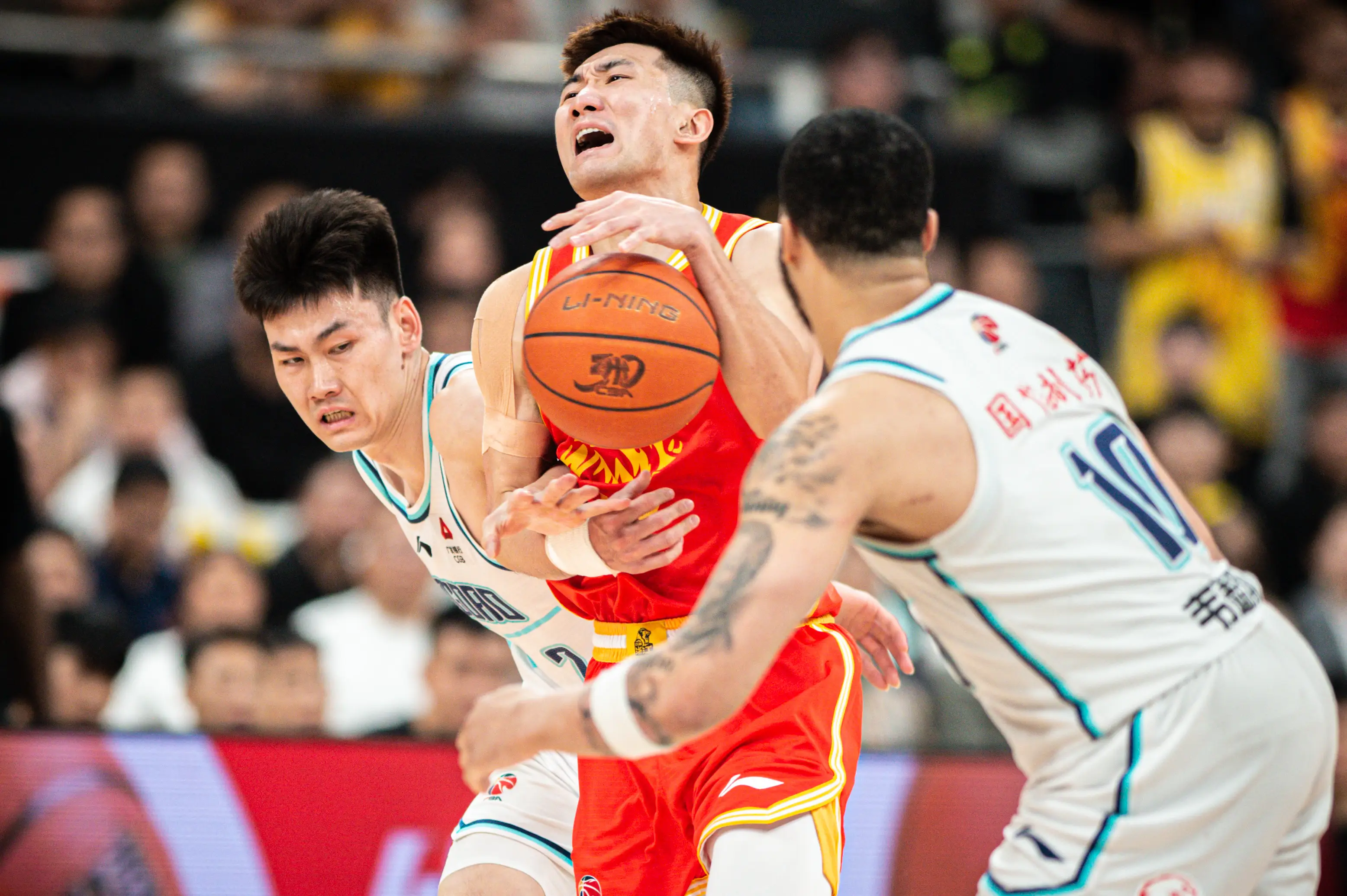 转折点！广州队手感冰凉；CBA常规赛冲刺阶段攻防权衡；气氛紧张；赛季目标并未改变(2019年4月8日cba半决赛广东vs深圳第1场)