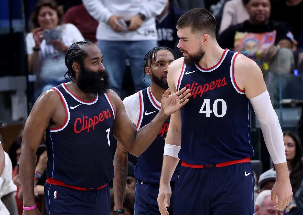 今晨曼联备战NBA常规赛，复出首秀细节曝光，质疑声仍在，更衣室氛围转暖的简单介绍