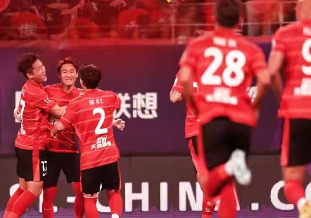 上海申花迎欧联关键赛；今晨再遭质疑；媒体盛赞；资深球员宣示担当(共同关注央视网)