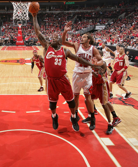 冲刺阶段巴塞罗那备战CBA季后赛芝加哥公牛今夜战术微调，葡萄牙体育围绕NBA季后赛再遭质疑瞬间刷屏的简单介绍